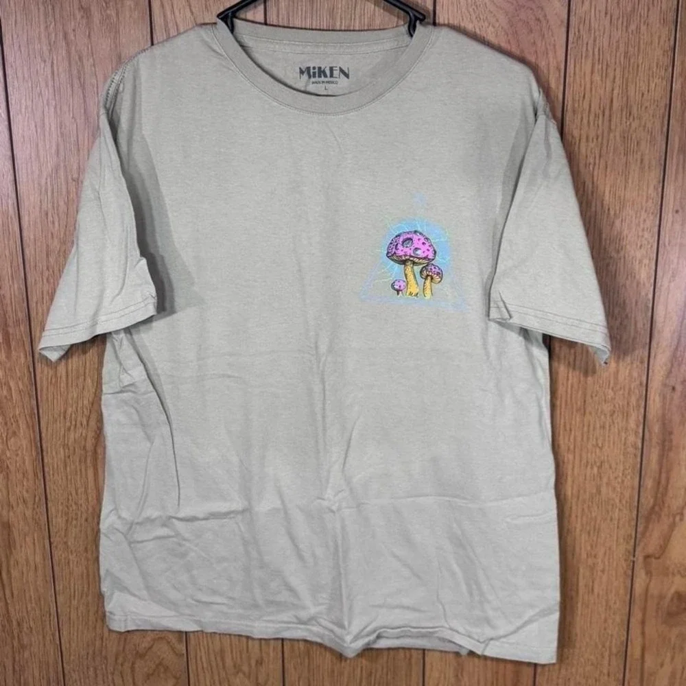 Mushroom tee with cool back design Size Large‎